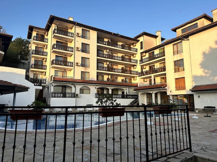 Spacious Fully Furnished Studio In Kavarna Apart Hotel Exterior photo